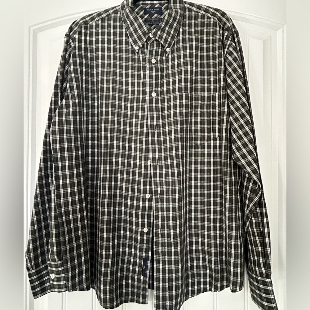 Dockers Stain Defender No Wrinkle long-sleeve button down; size XL, dark green.